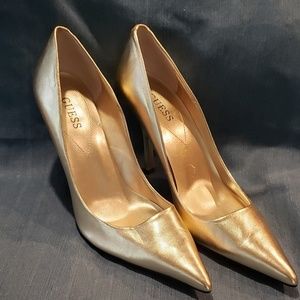 GUESS Gold Pumps